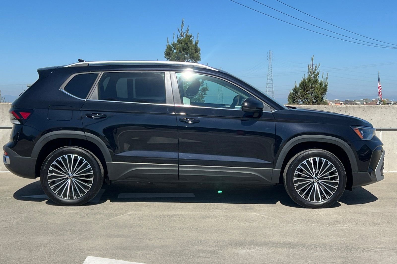 New 2026 Volkswagen Taos SE FWD image 3