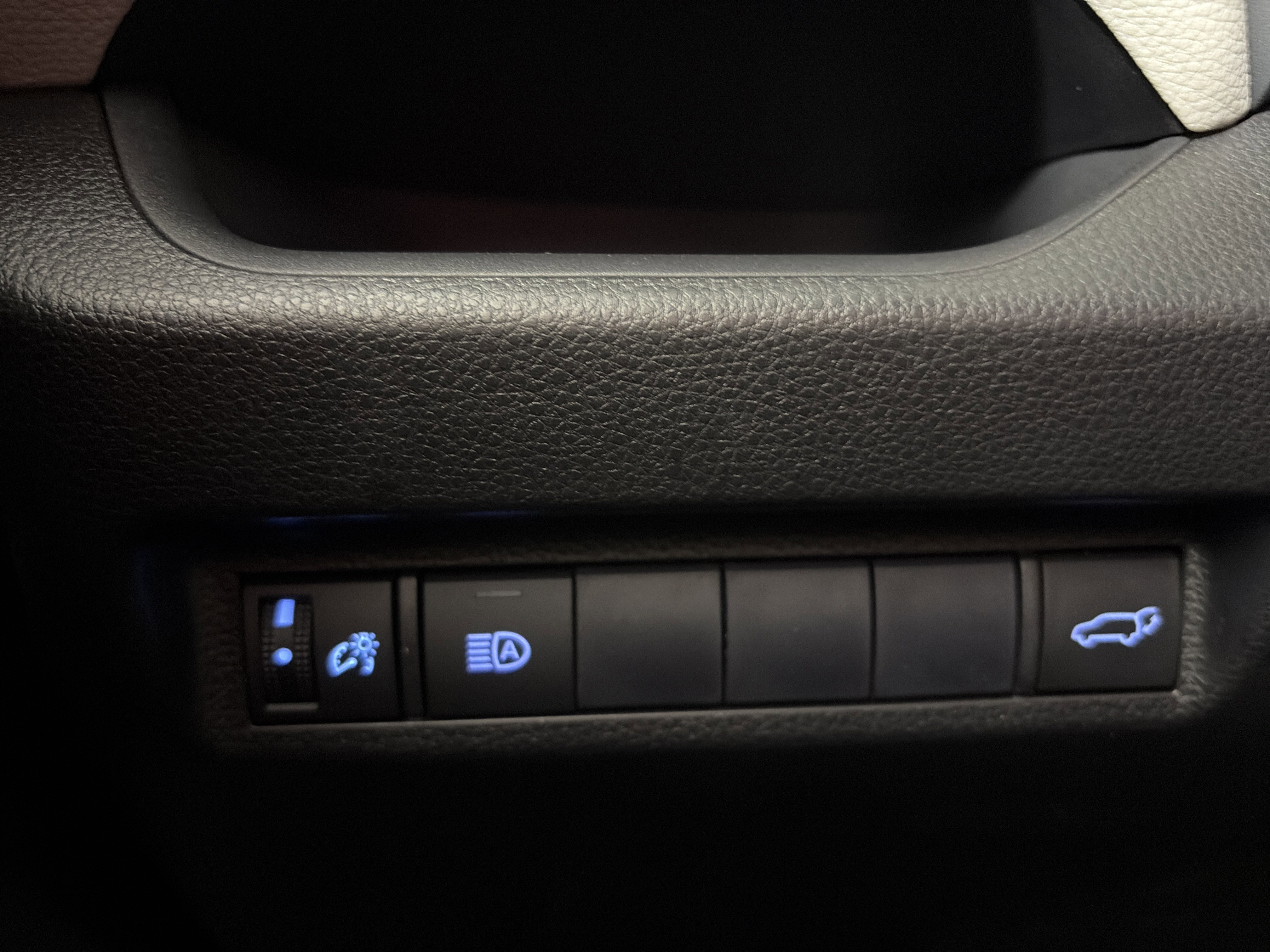 Used 2020 Toyota RAV4 XLE image 33