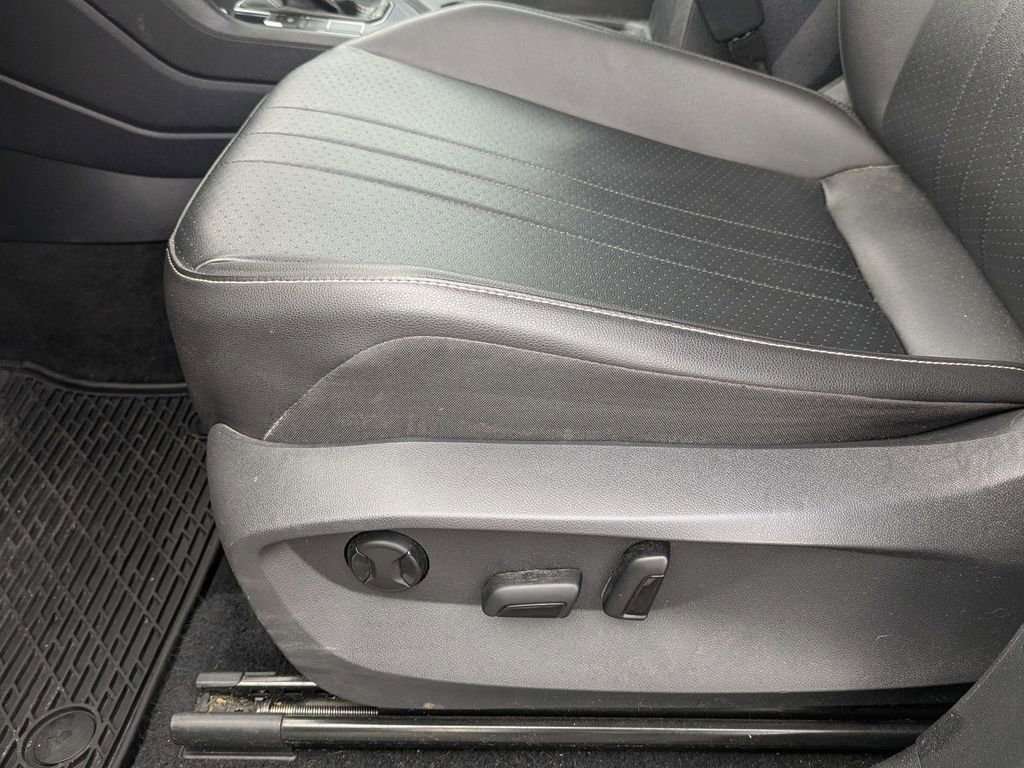 Used 2022 Volkswagen Tiguan SE image 14