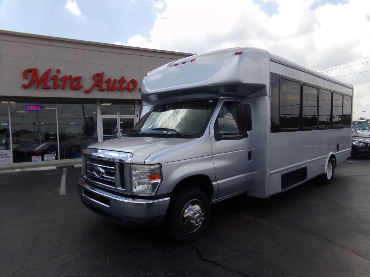 Used 2012 Ford E-450 and Econoline 450 Super Duty w/ Shuttle Bus Prep Pkg image 45