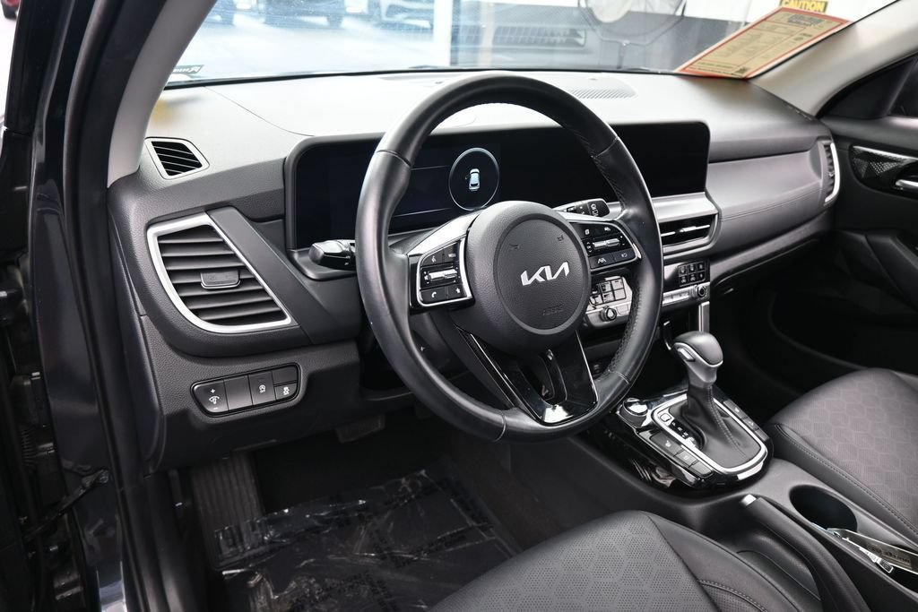 Used 2024 Kia Seltos EX FWD image 11