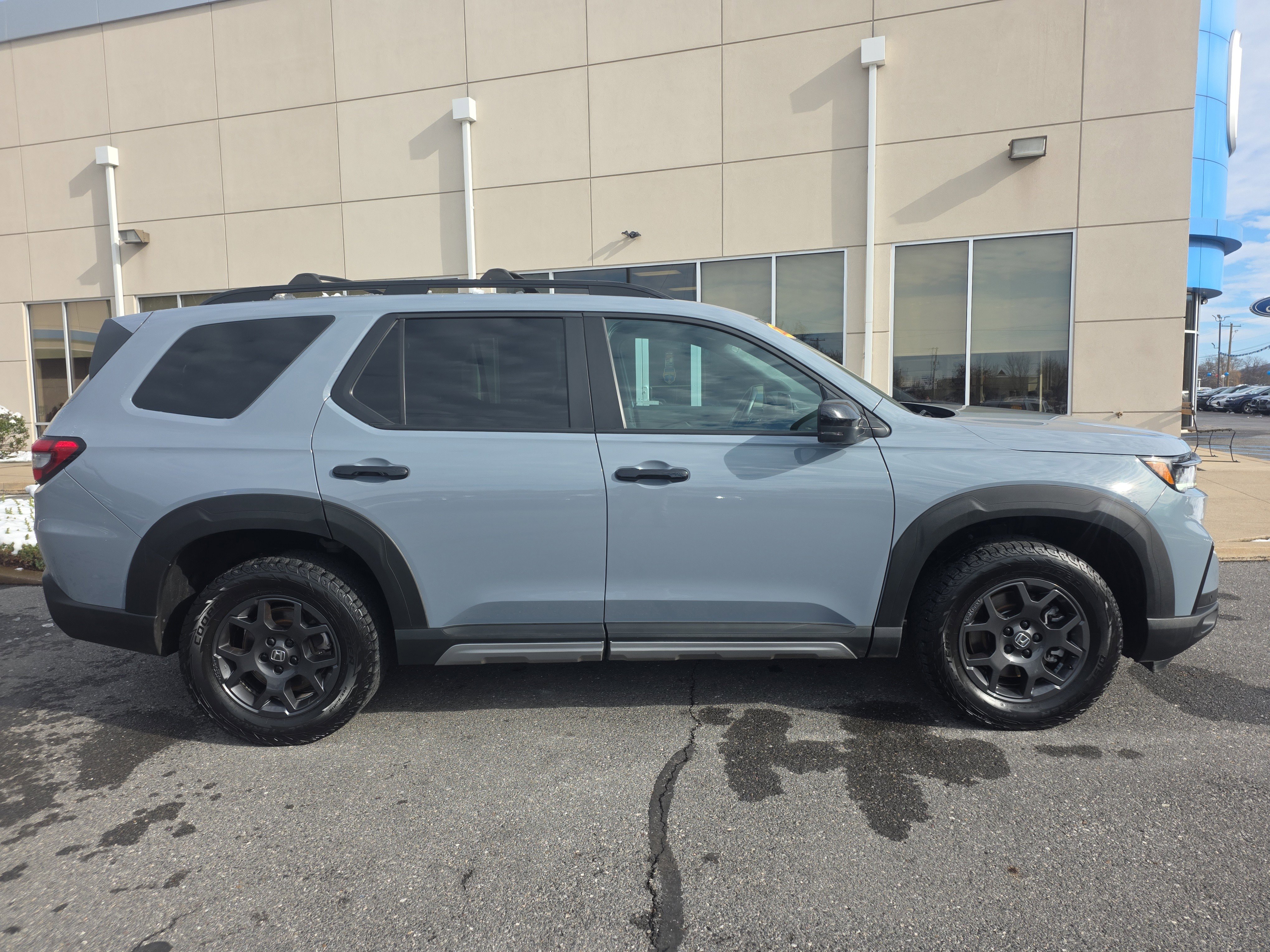 Used 2023 Honda Pilot TrailSport image 4