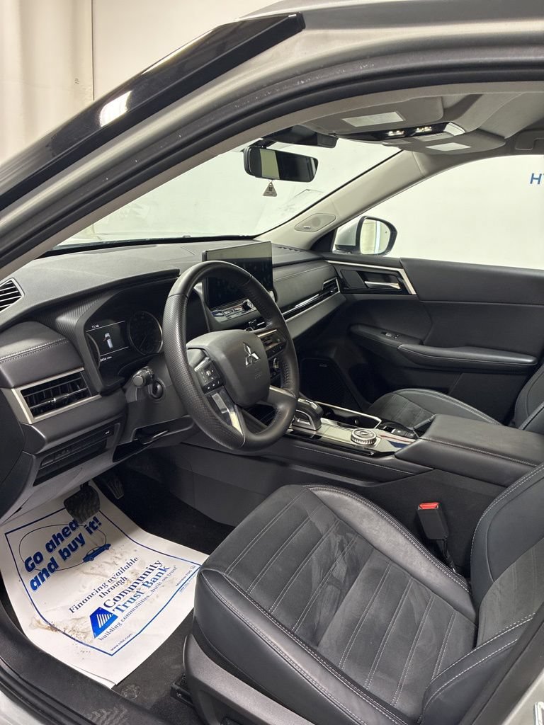 Used 2025 Mitsubishi Outlander AWD image 13
