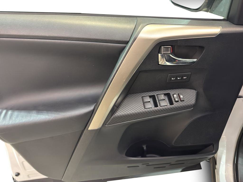 Used 2015 Toyota RAV4 Limited w/ Technology Package image 10