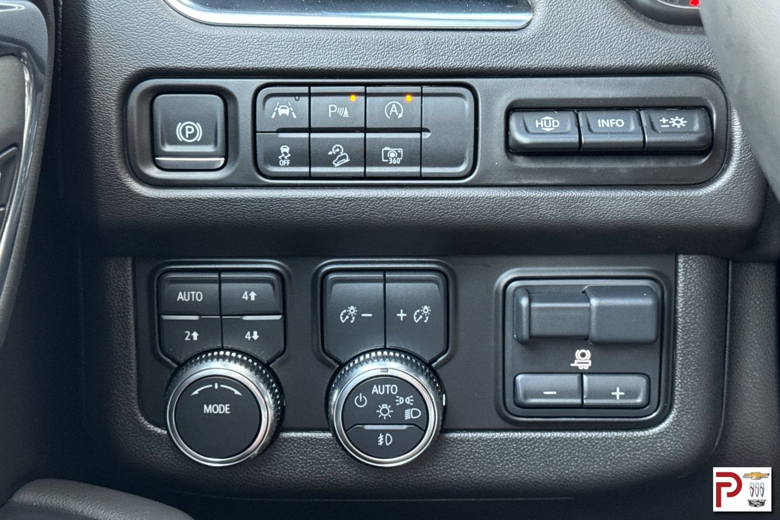 Used 2024 GMC Yukon AT4 w/ Technology Package AWD/4WD image 32