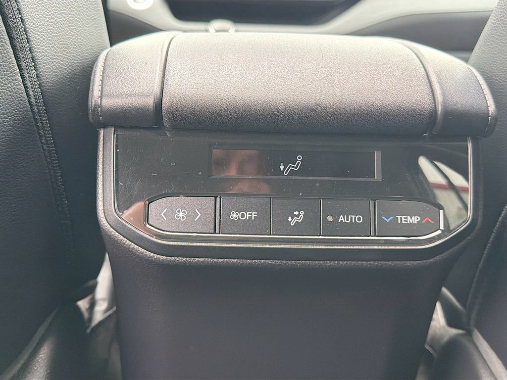 Used 2022 Toyota Highlander XLE AWD/4WD image 28