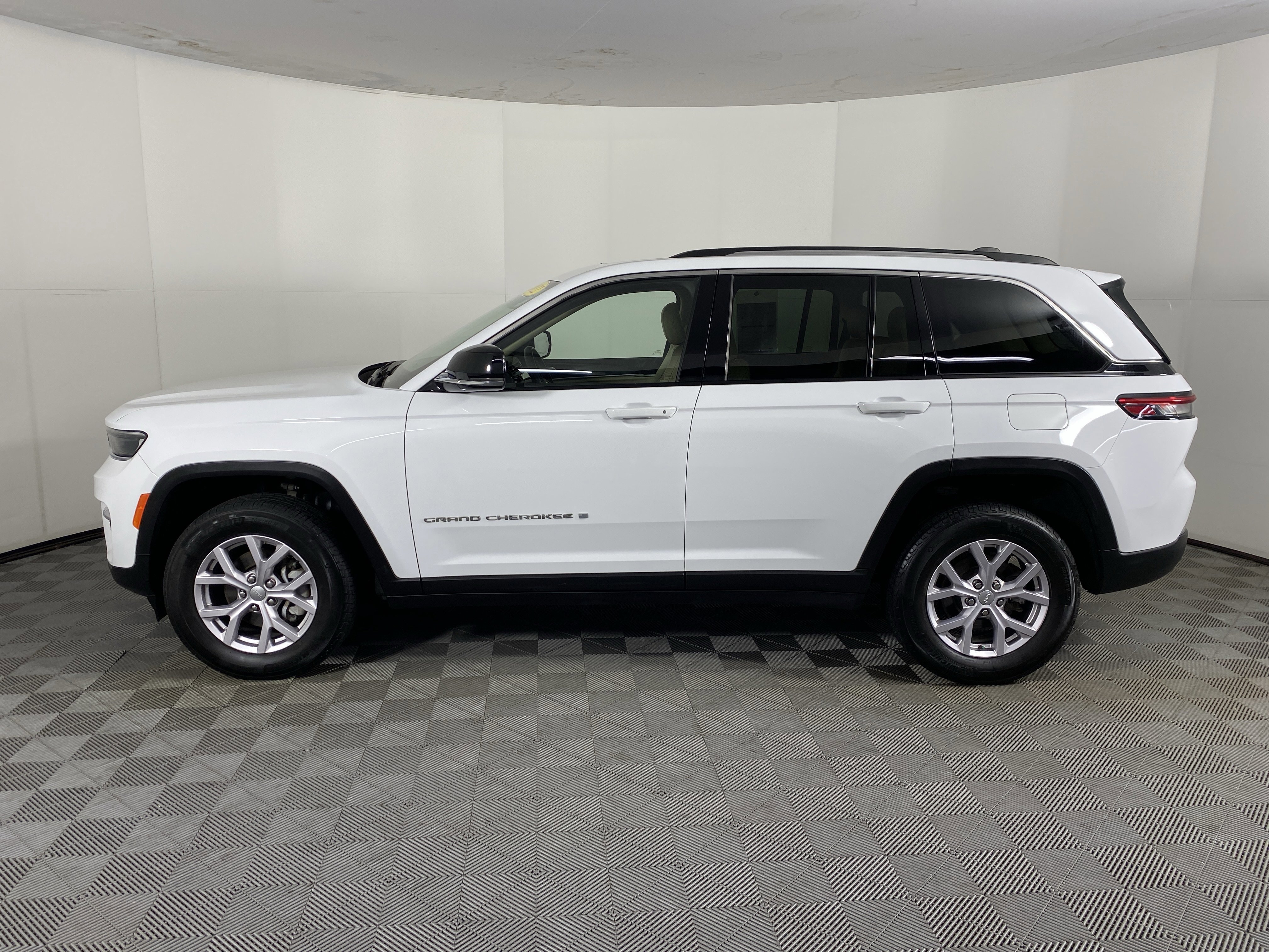 Used 2022 Jeep Grand Cherokee Limited image 12