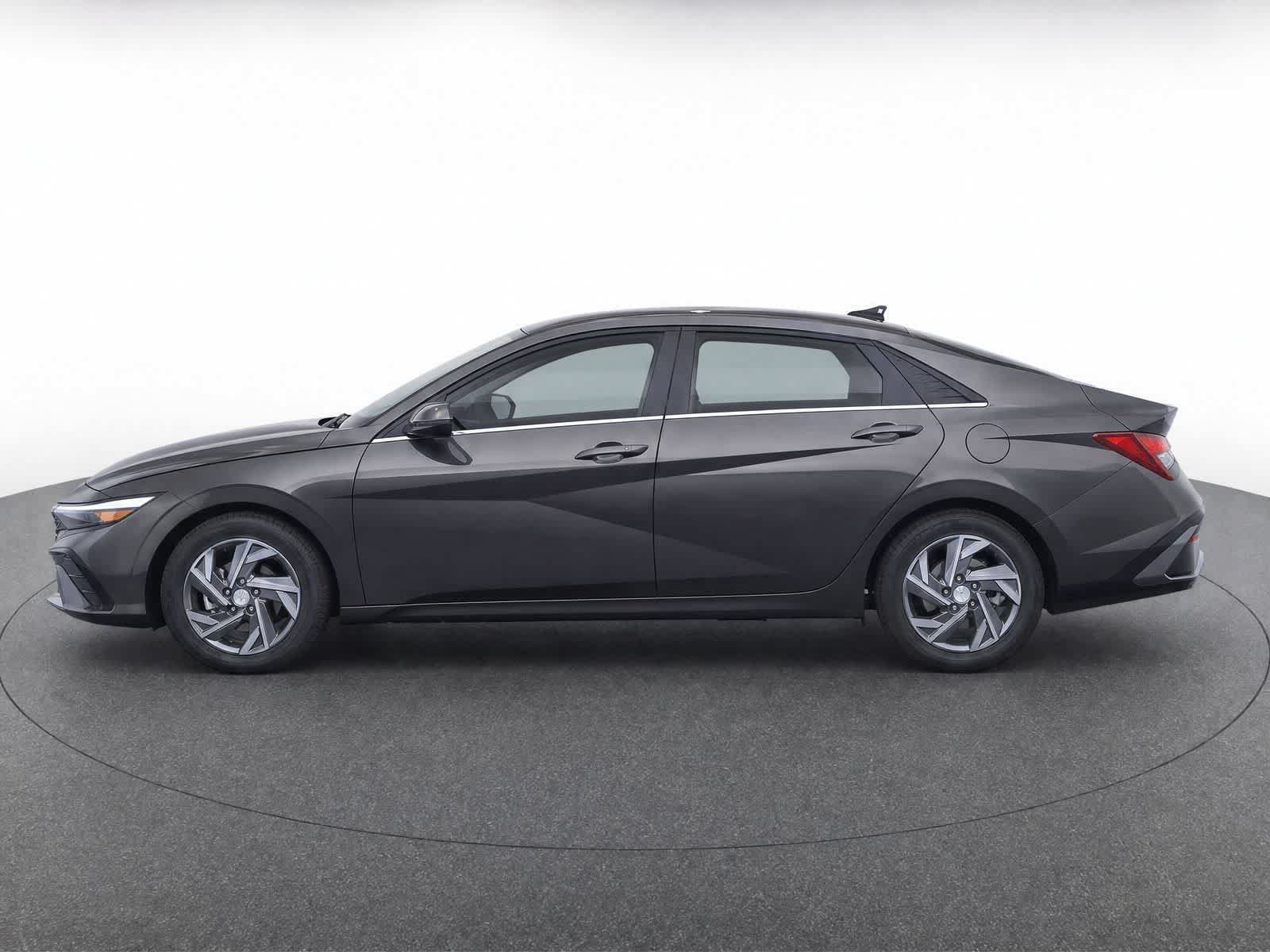 Used 2024 Hyundai Elantra SE FWD image 7