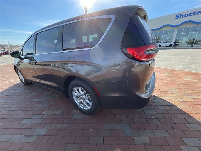 Used 2023 Chrysler Pacifica Touring-L image 13