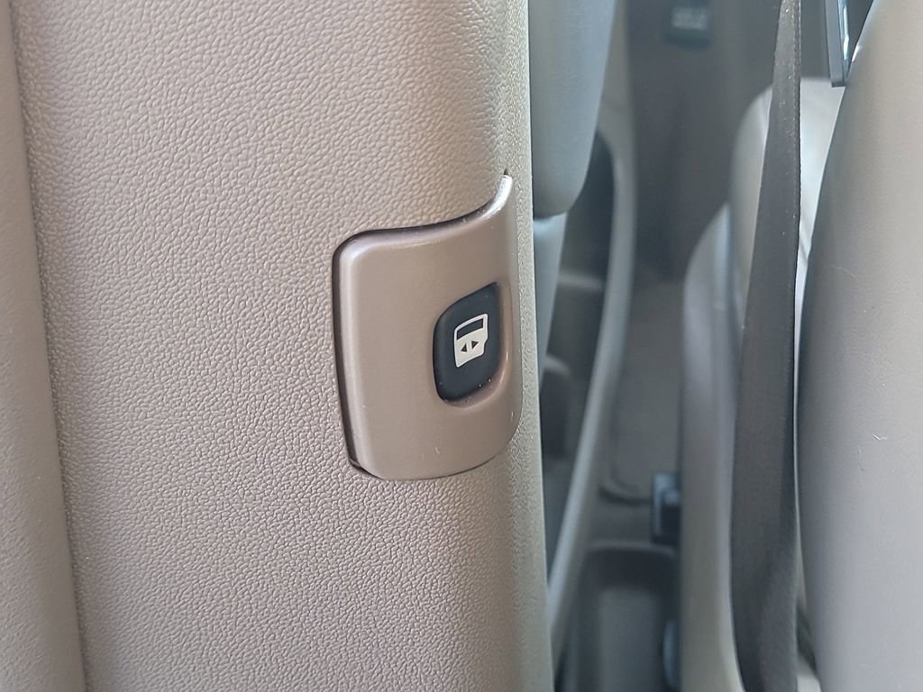 Used 2013 Chrysler Town & Country Limited w/ Luxury Group image 12