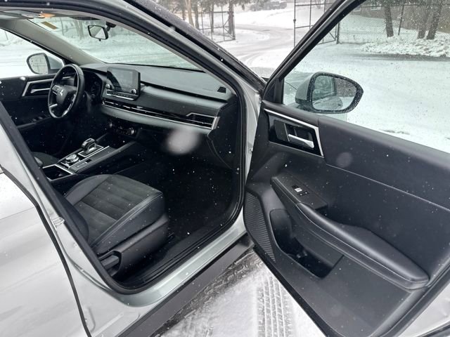 Used 2024 Mitsubishi Outlander AWD image 15