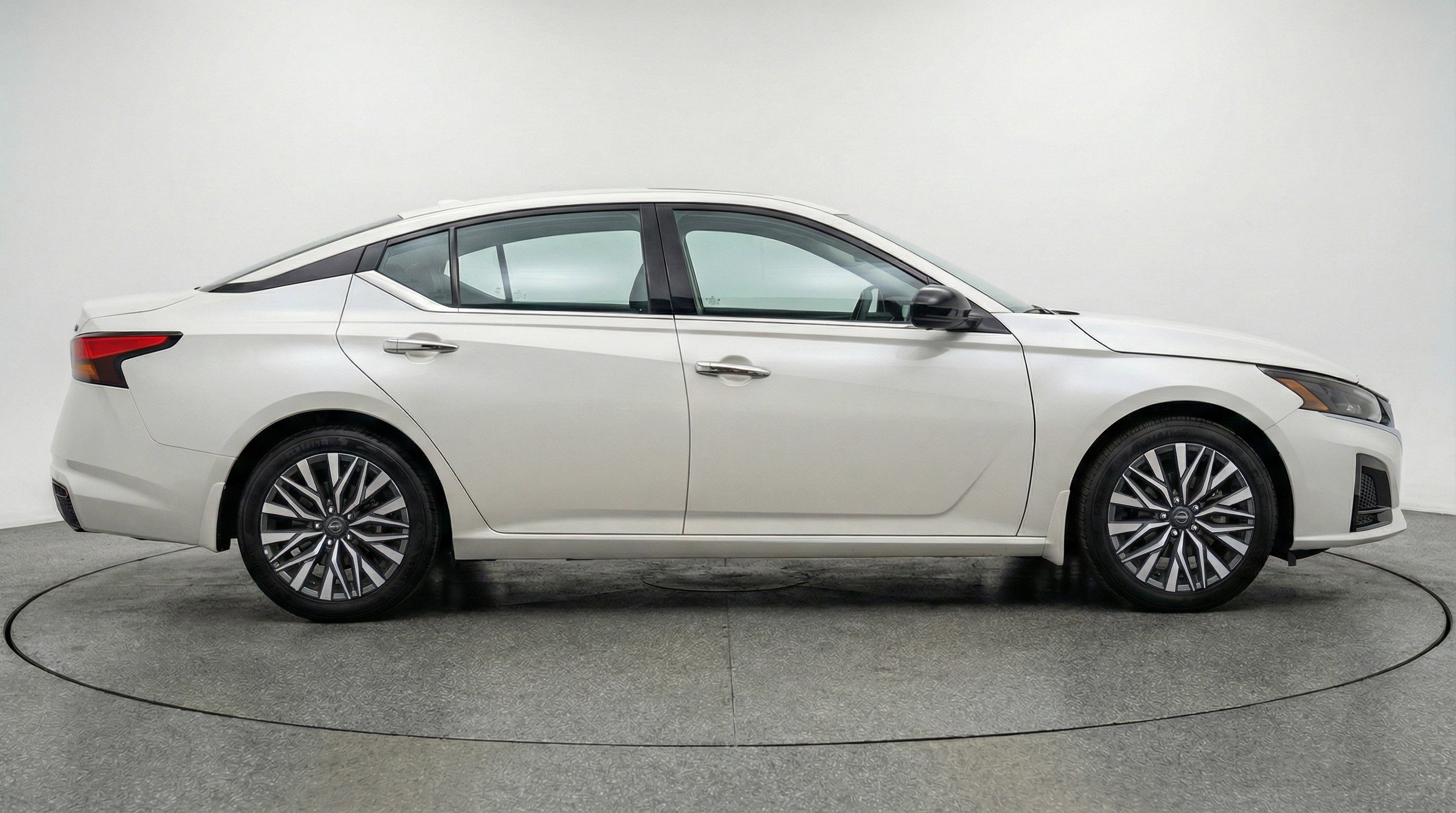 Used 2025 Nissan Altima 2.5 SV FWD image 11