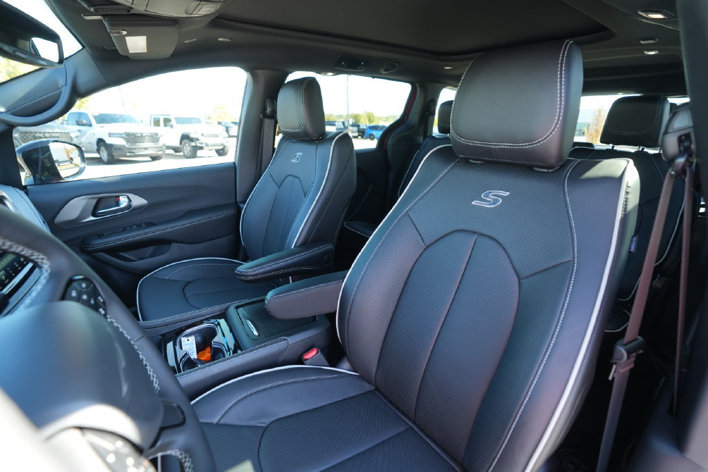 New 2027 Chrysler Pacifica Limited FWD image 40