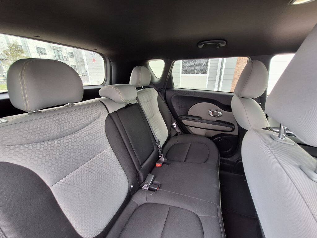 Used 2016 Kia Soul + FWD image 25
