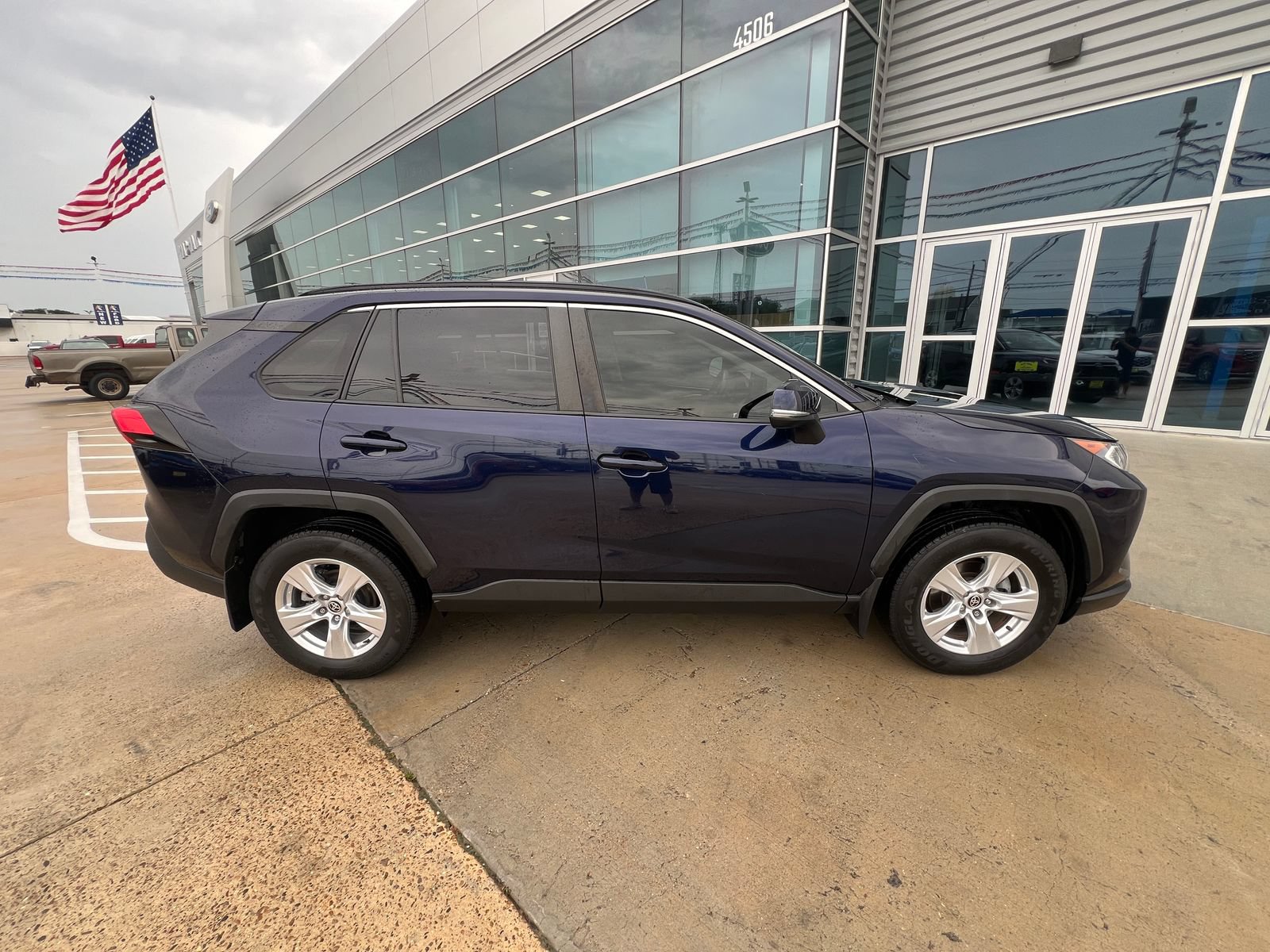 Used 2020 Toyota RAV4 XLE FWD image 2