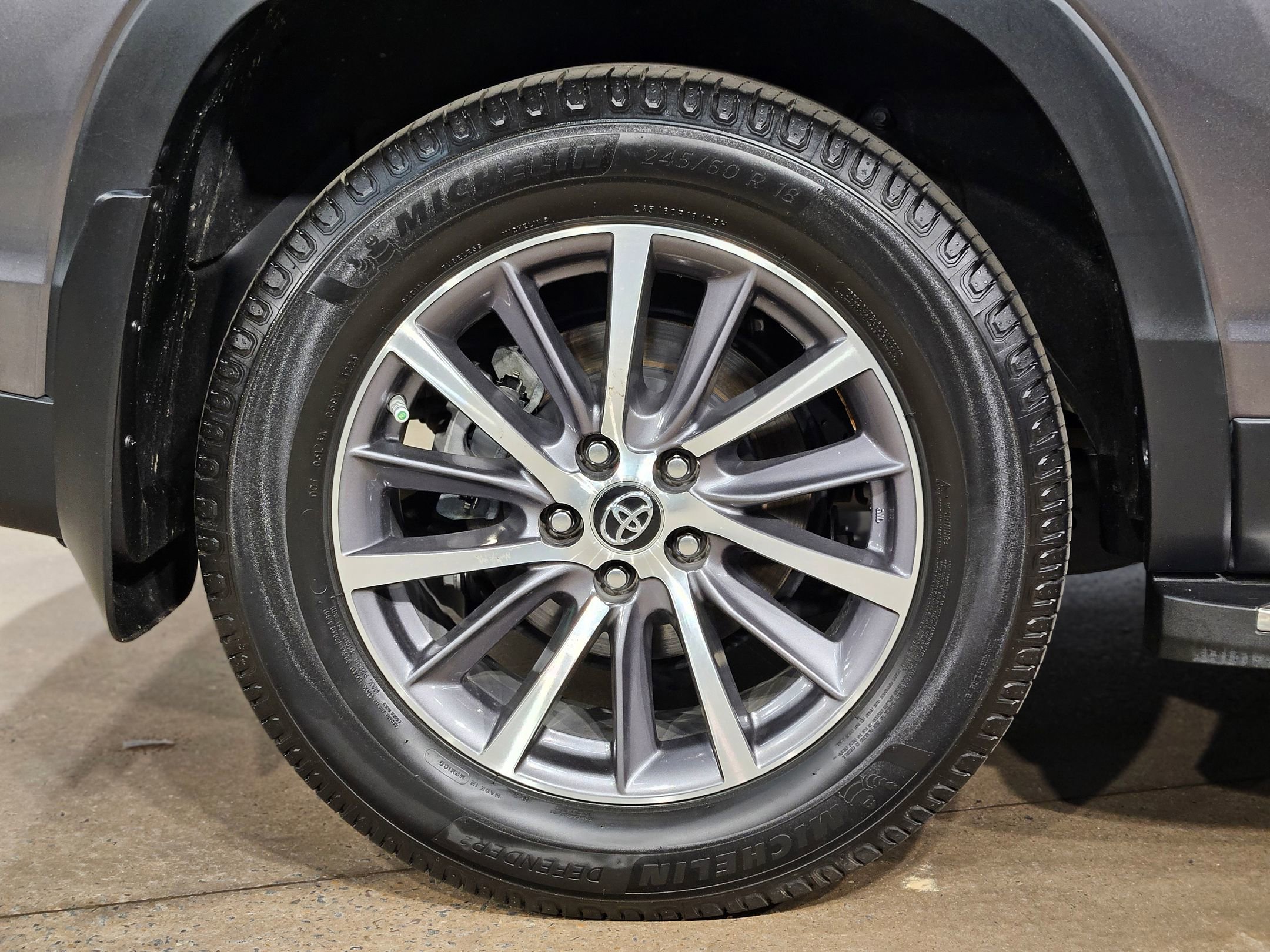 Used 2019 Toyota Highlander XLE FWD image 17