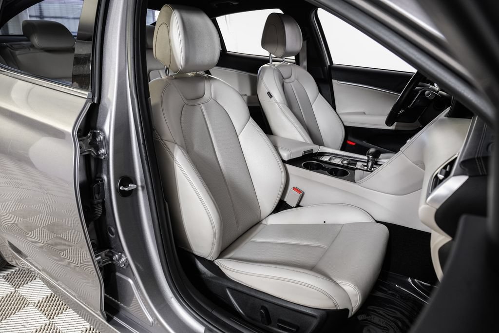 Used 2024 Genesis G70 2.5T RWD image 40