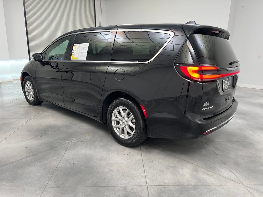 Used 2025 Chrysler Pacifica Select FWD image 6
