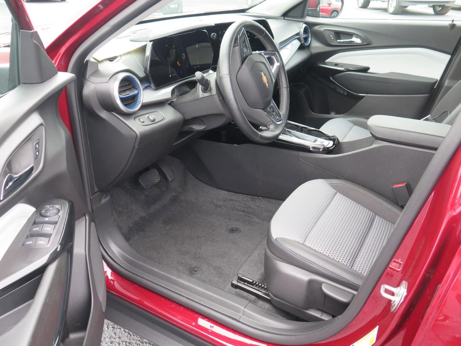 Used 2025 Chevrolet Trax LT w/ Driver Confidence Package image 10