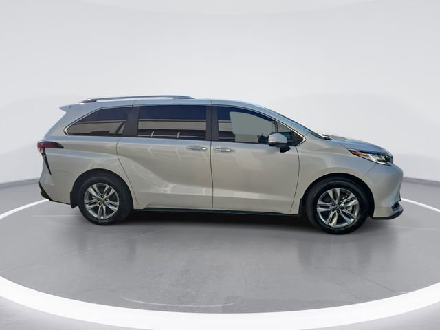 Used 2025 Toyota Sienna Limited image 2