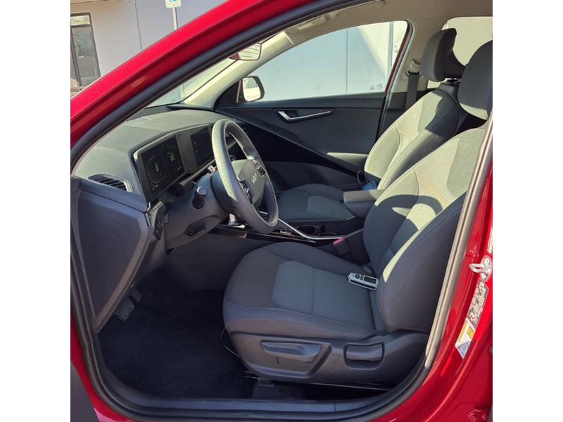 Used 2026 Kia Niro LX image 3