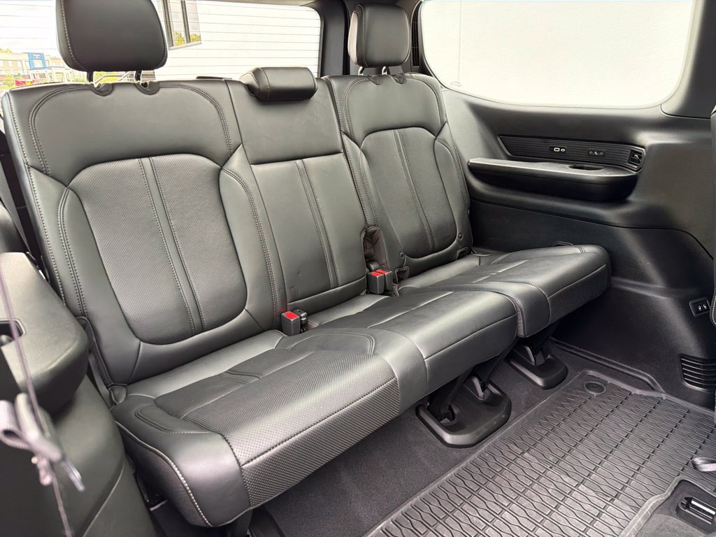 Used 2023 Jeep Wagoneer Series III w/ Premium Group I AWD/4WD image 29