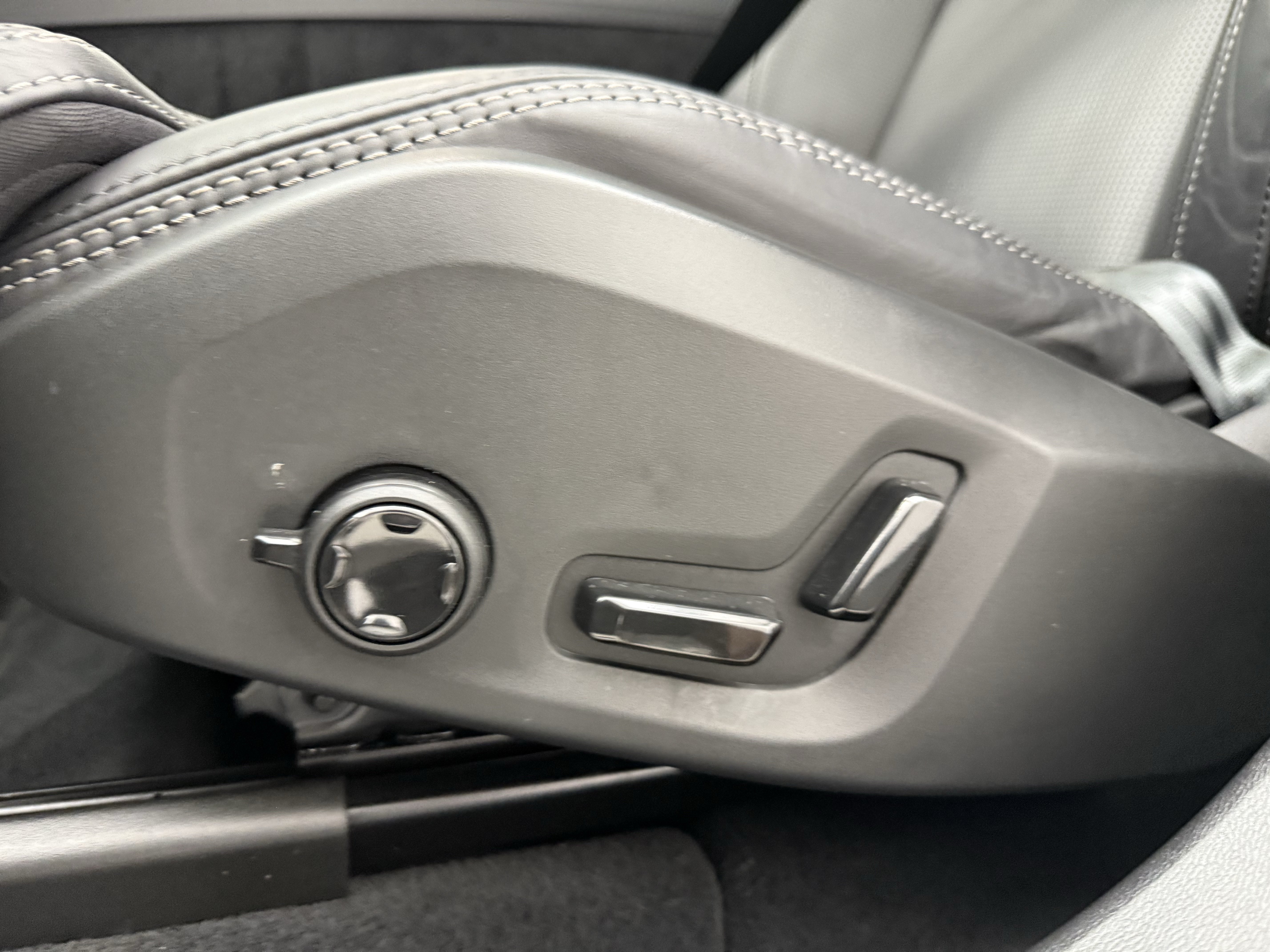Certified 2024 Volvo XC60 B5 Ultimate AWD/4WD image 27