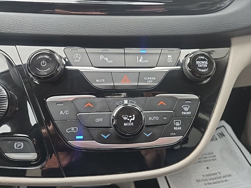 Used 2024 Chrysler Pacifica Touring-L image 52