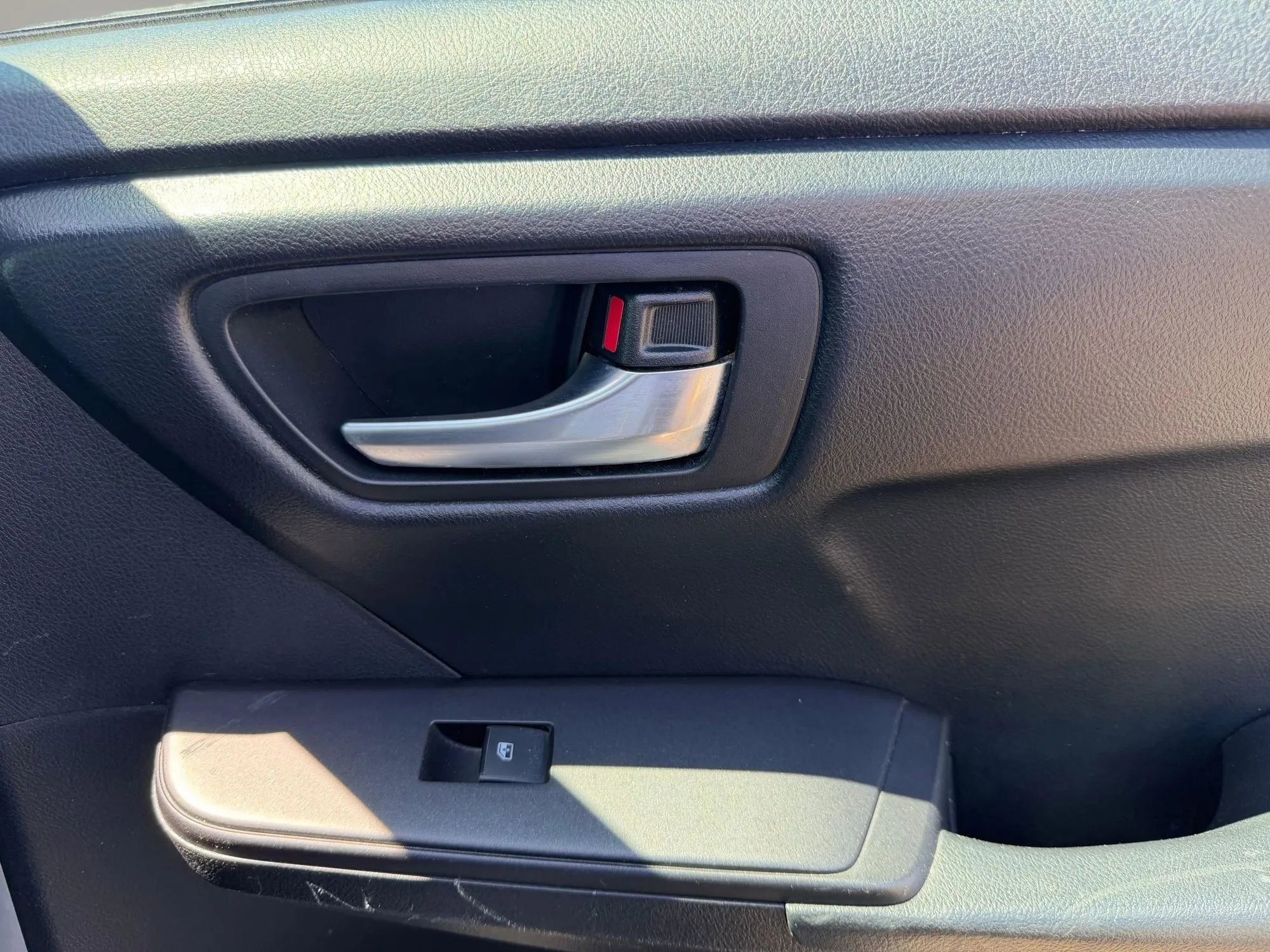Used 2015 Toyota Camry SE FWD image 38