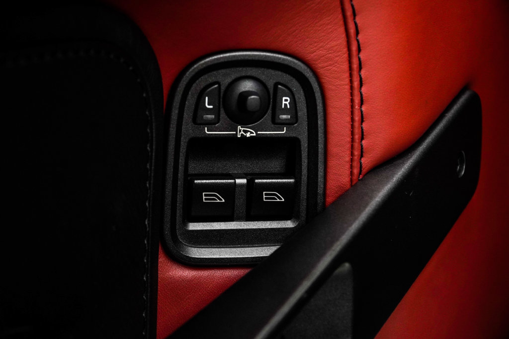 Used 2007 Aston Martin V8 Vantage Coupe RWD image 38
