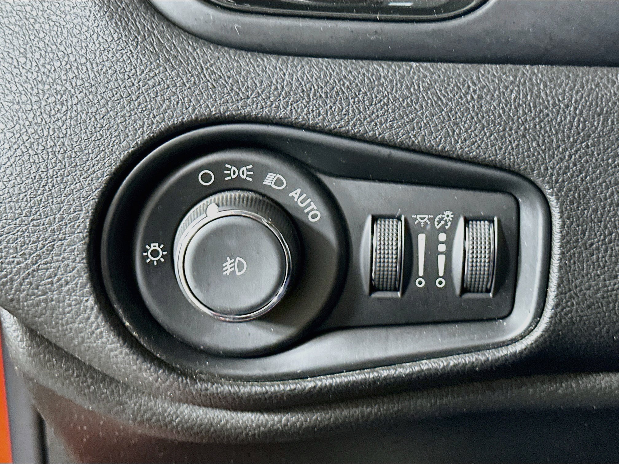 Used 2017 Jeep Renegade Altitude FWD image 16