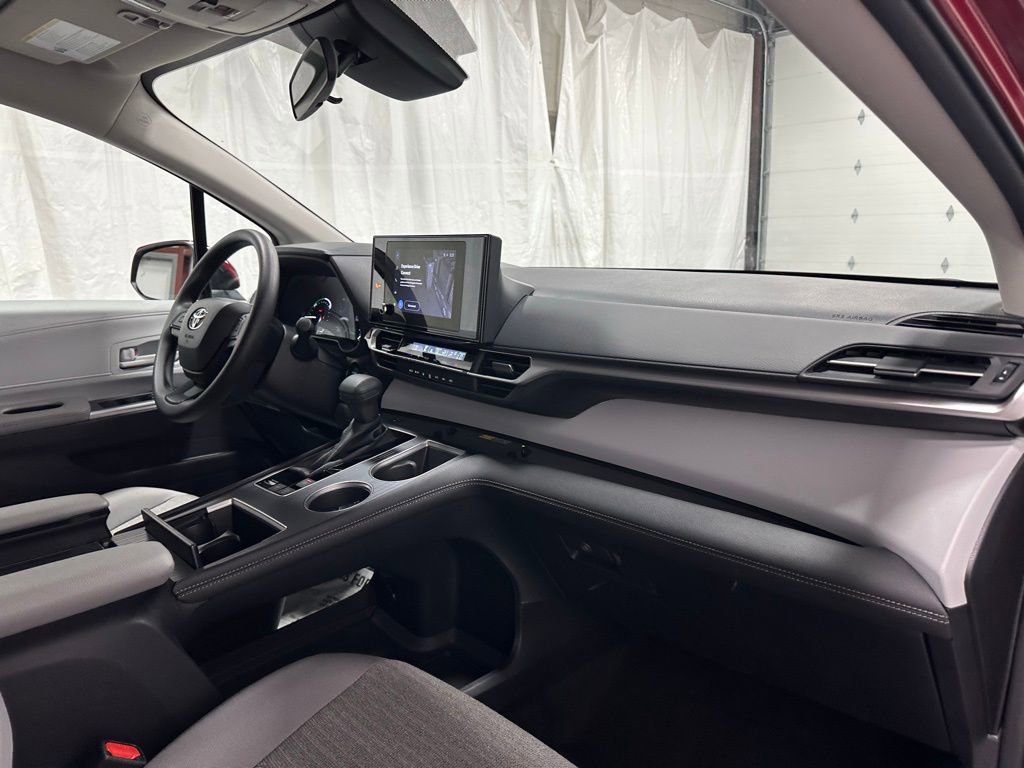 Used 2025 Toyota Sienna LE image 63