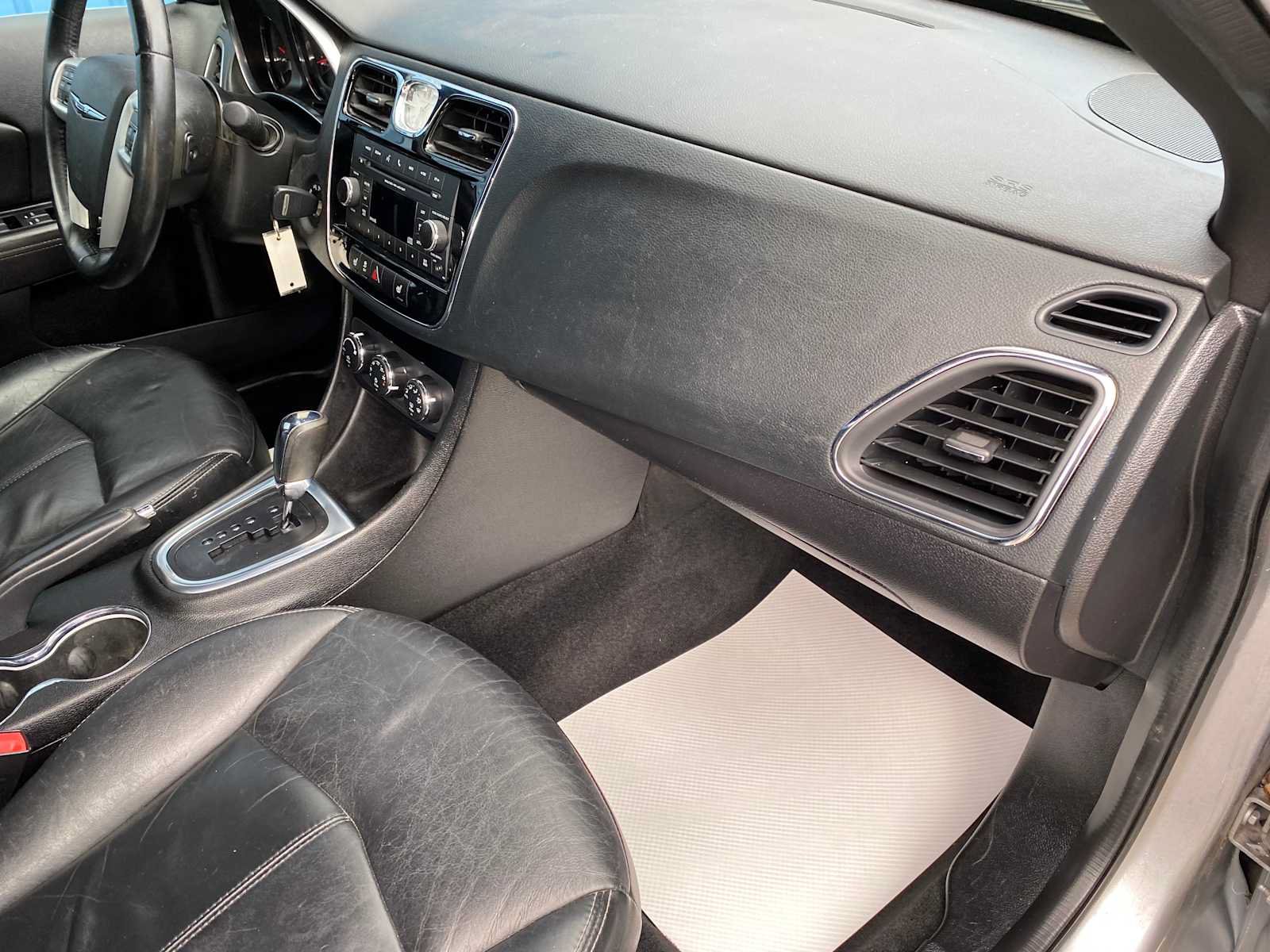 Used 2013 Chrysler 200 Limited FWD image 22