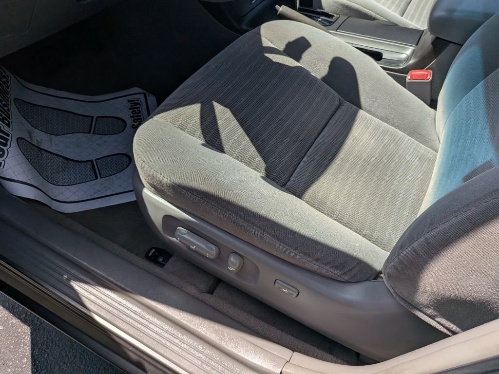 Used 2005 Toyota Camry LE FWD image 16