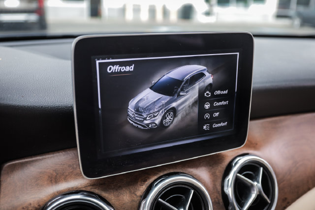 Used 2019 Mercedes-Benz GLA 250 4MATIC w/ Premium Package image 38