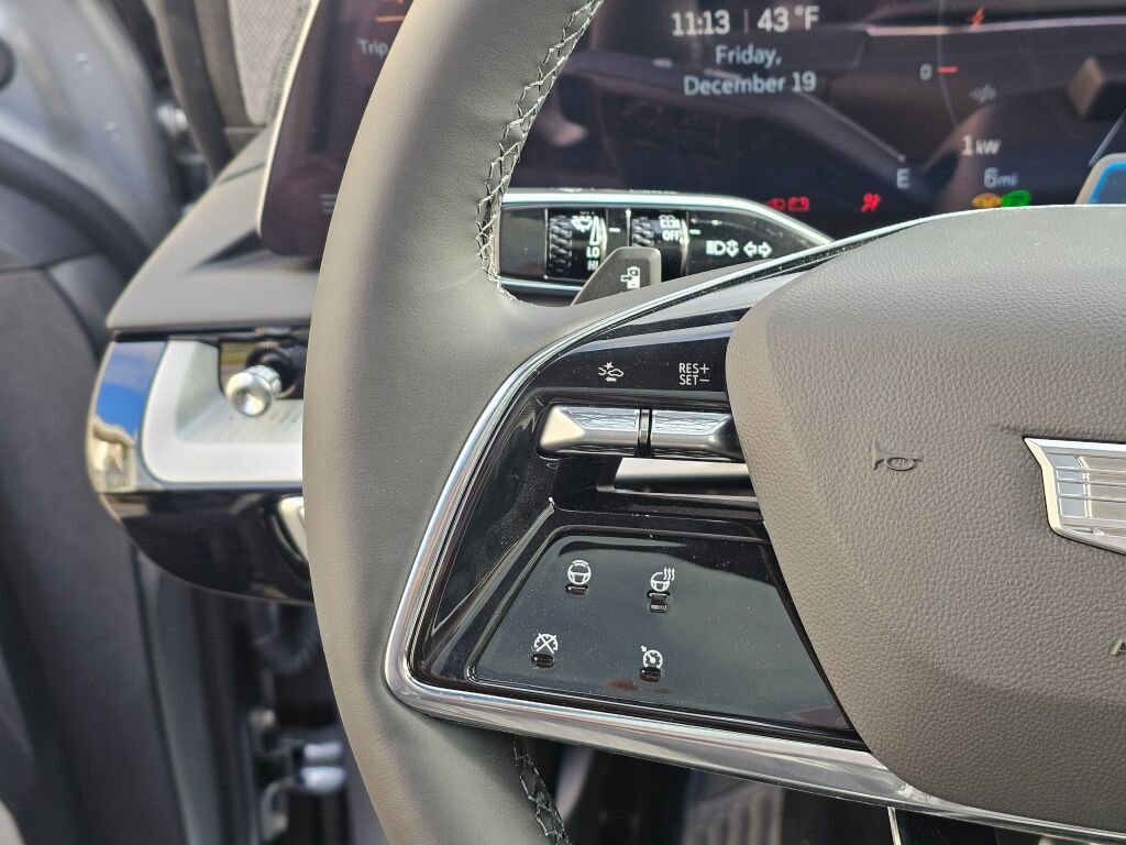 New 2026 Cadillac Optiq Luxury 2 image 30