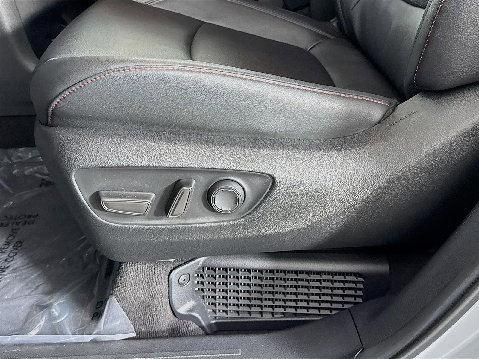 Used 2025 Toyota Sienna XSE w/ XSE Plus Package image 21