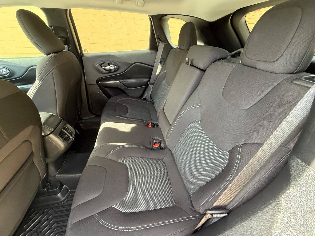 Used 2020 Jeep Cherokee Latitude FWD image 13