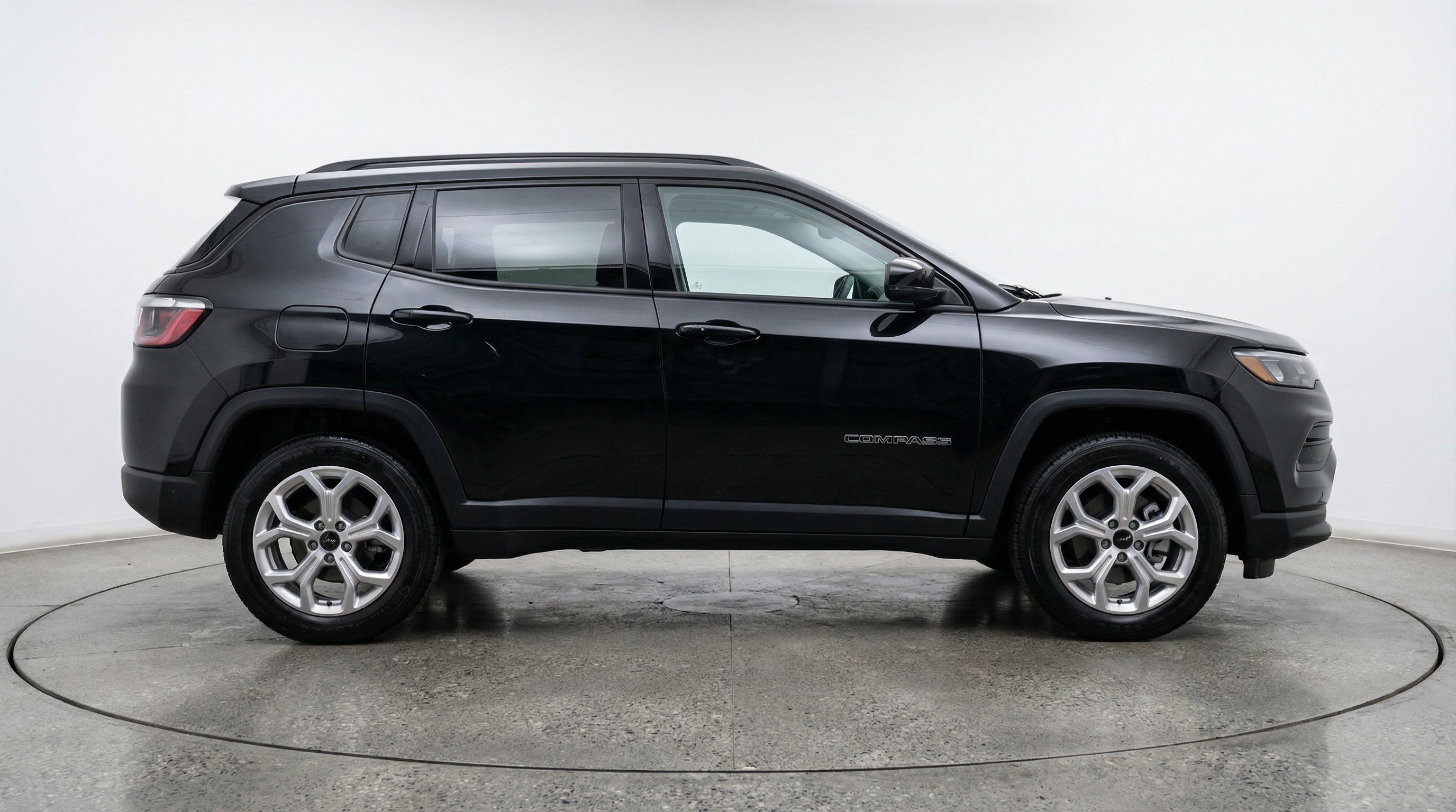 Used 2025 Jeep Compass Latitude image 11