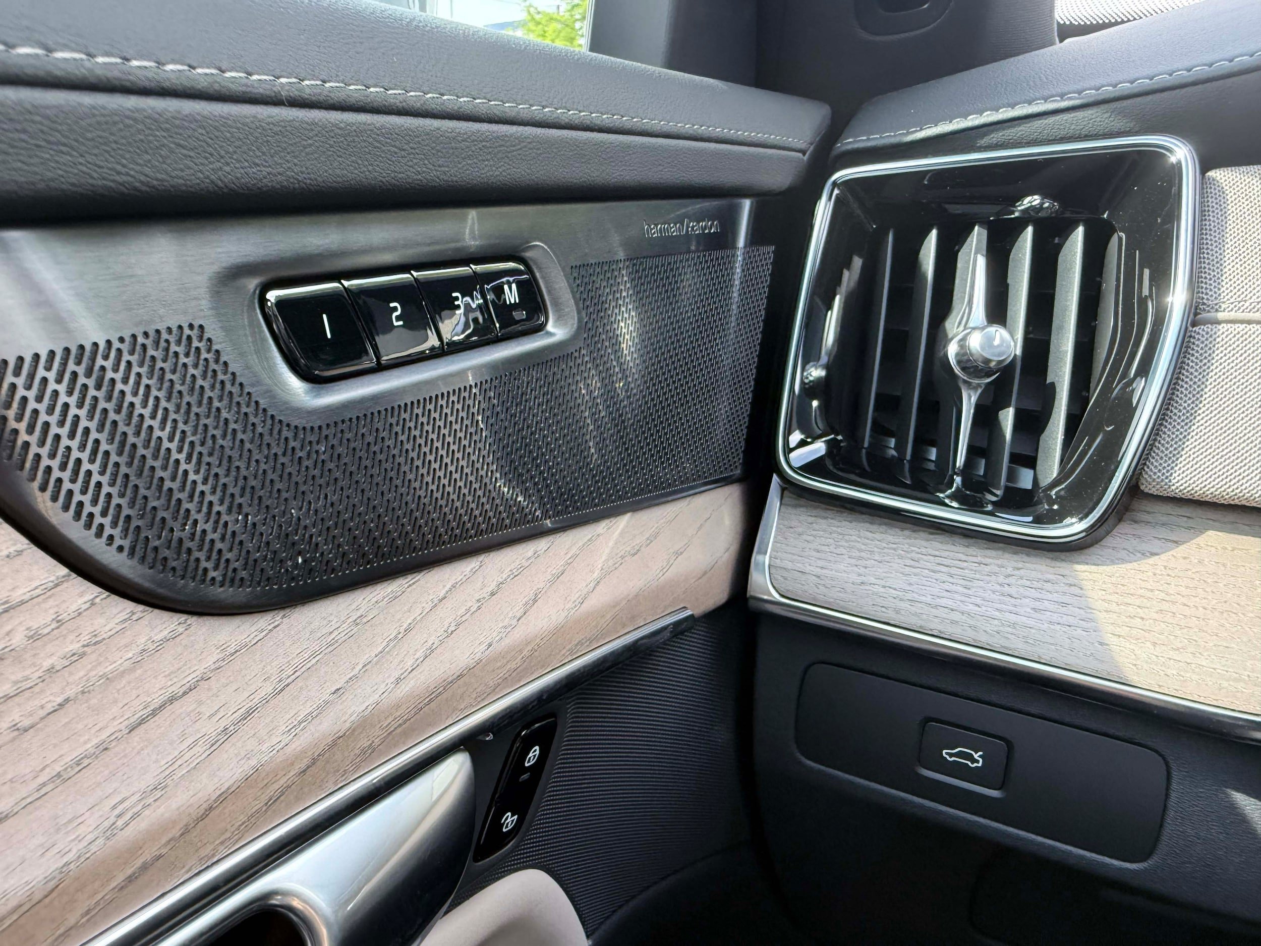 New 2026 Volvo XC90 B5 Ultra w/ Protection Package Premier AWD/4WD image 18