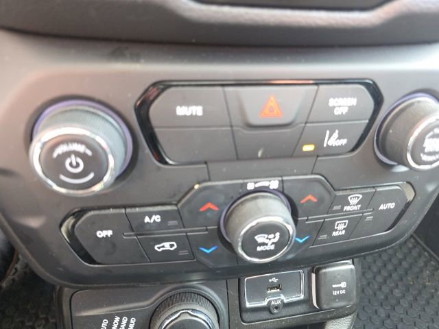 Used 2023 Jeep Renegade Latitude w/ Sun & Fun Group AWD/4WD image 14