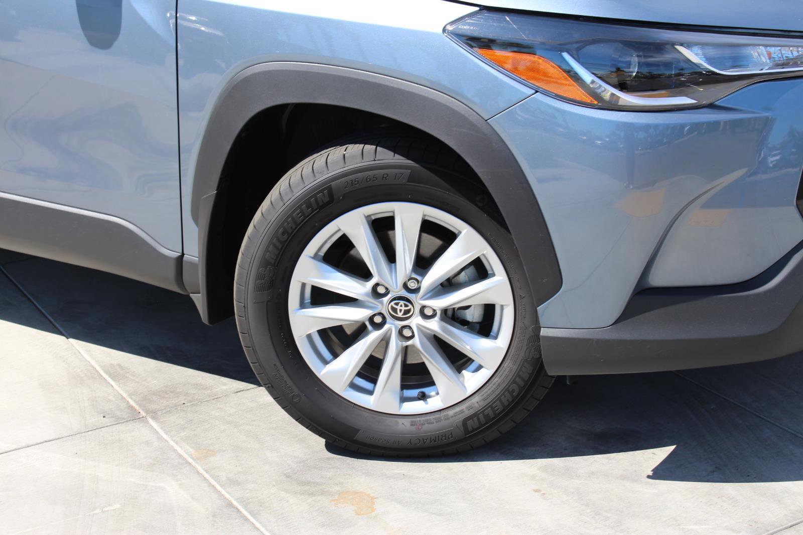 Used 2025 Toyota Corolla Cross LE image 3