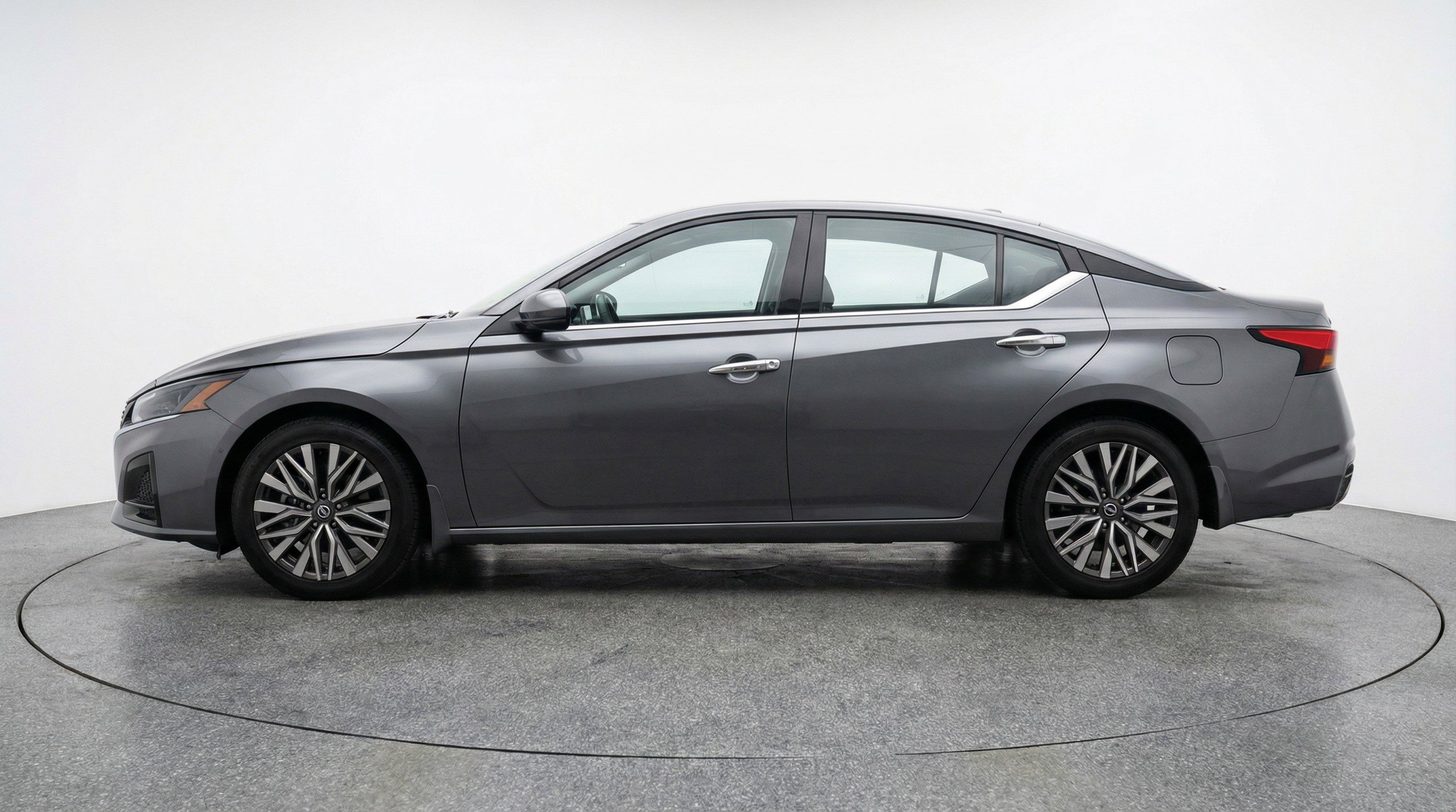 Used 2025 Nissan Altima 2.5 SV image 5