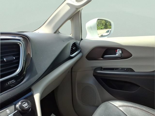 Used 2018 Chrysler Pacifica Touring-L Plus FWD image 28