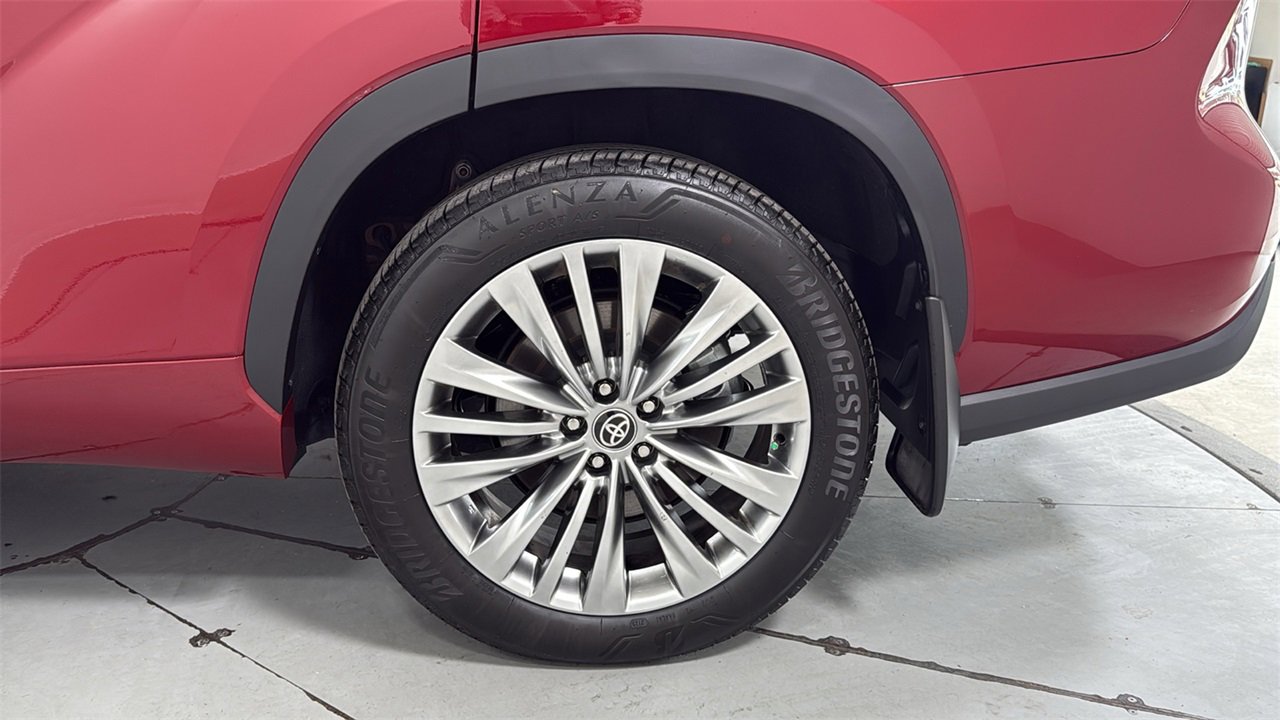 Certified 2025 Toyota Highlander Platinum image 24