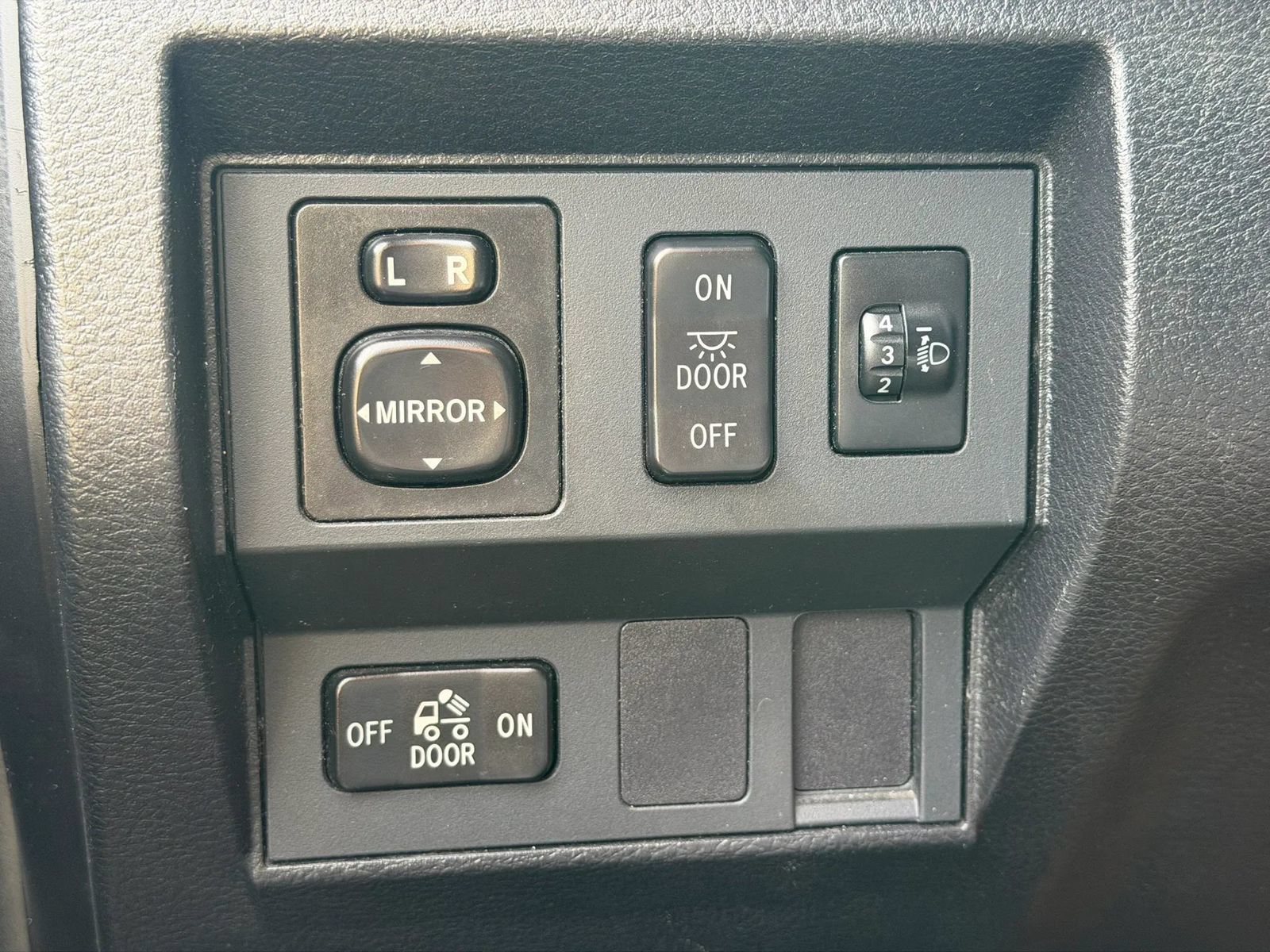 Used 2014 Toyota Tundra SR5 w/ SR5 Upgrade Package RWD image 12