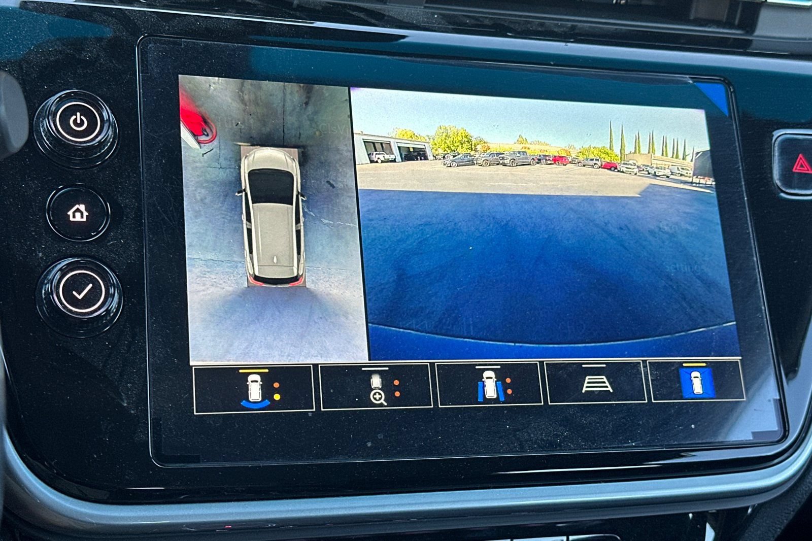 Used 2023 Chevrolet Bolt LT w/ Infotainment Package FWD image 18