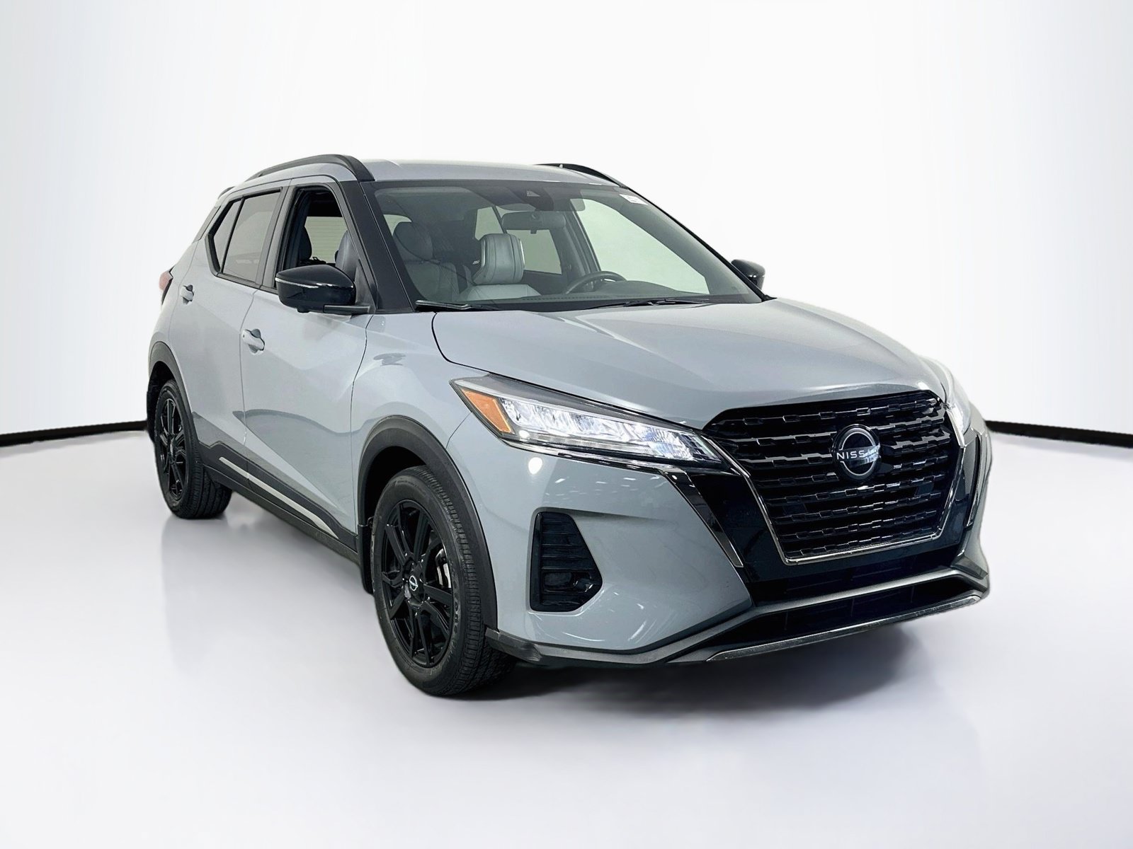 Used 2023 Nissan Kicks SR w/ SR Premium Package FWD image 3