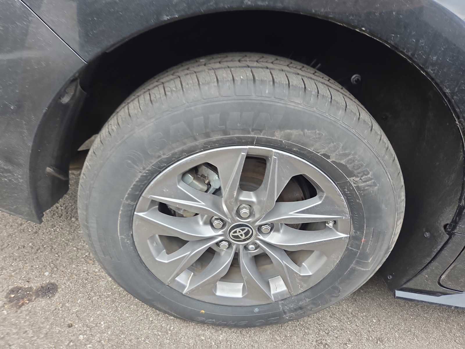 Used 2024 Toyota Sienna LE image 3