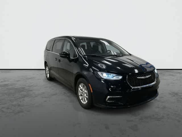 Used 2024 Chrysler Pacifica Touring-L FWD image 6